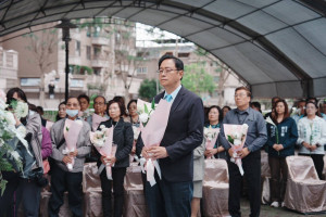 追思儀式中，張善政向二二八紀念碑獻上花圈並帶領全體默哀，氣氛莊嚴肅穆。