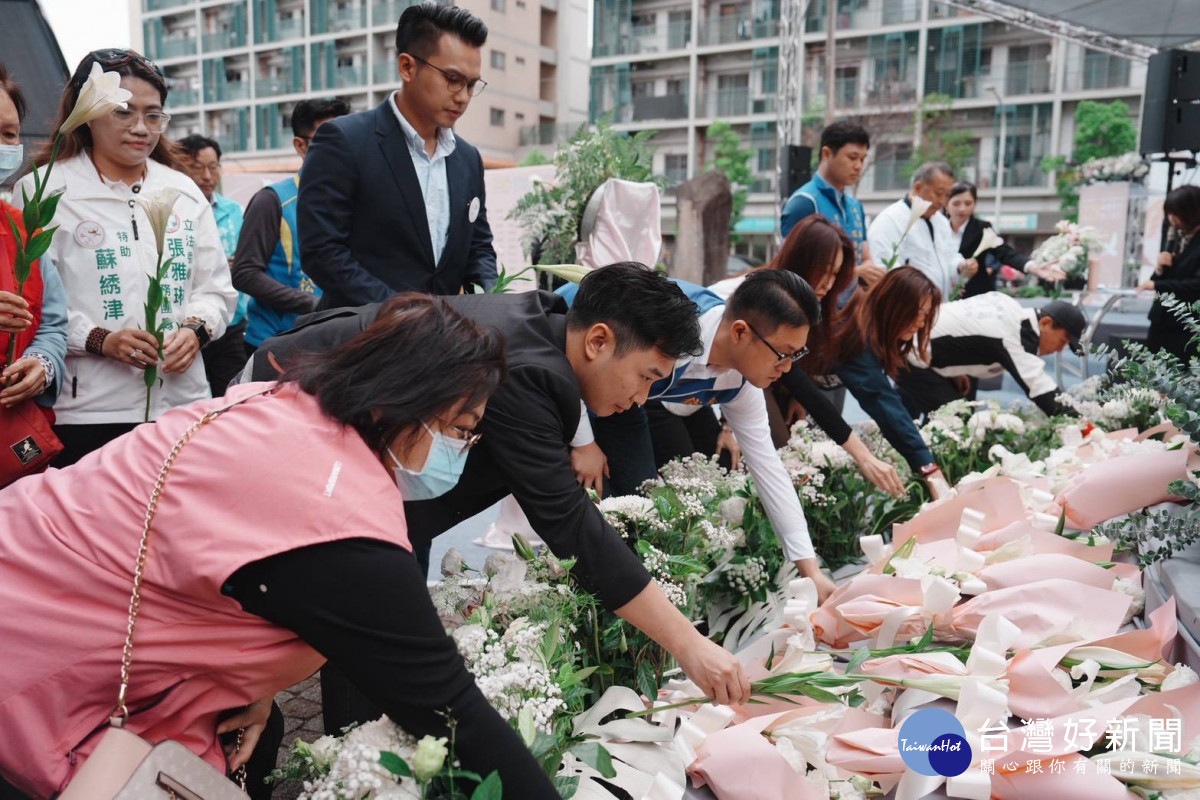貴賓與受難者家屬依序獻花，凝聚守護民主與和平的共同信念。