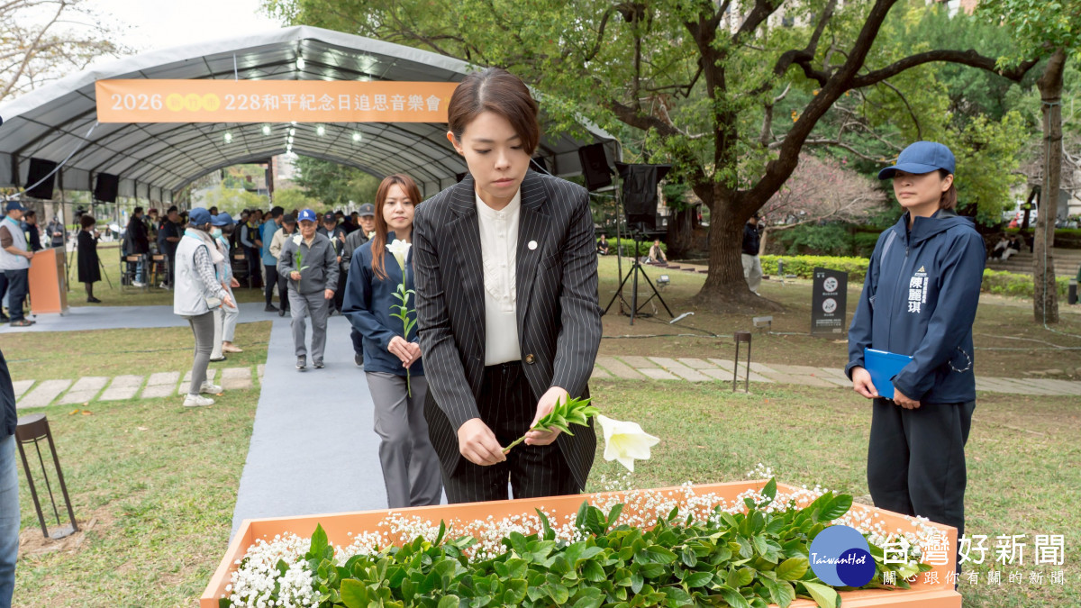 高虹安市長獻上純白百合花，表達誠摯追思。