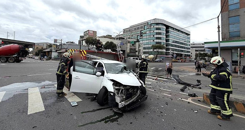 蘆竹分局呼籲,民眾開車如聞有消防車、救護車等特種車輛警號時,均應立即避讓,保障救災時效。