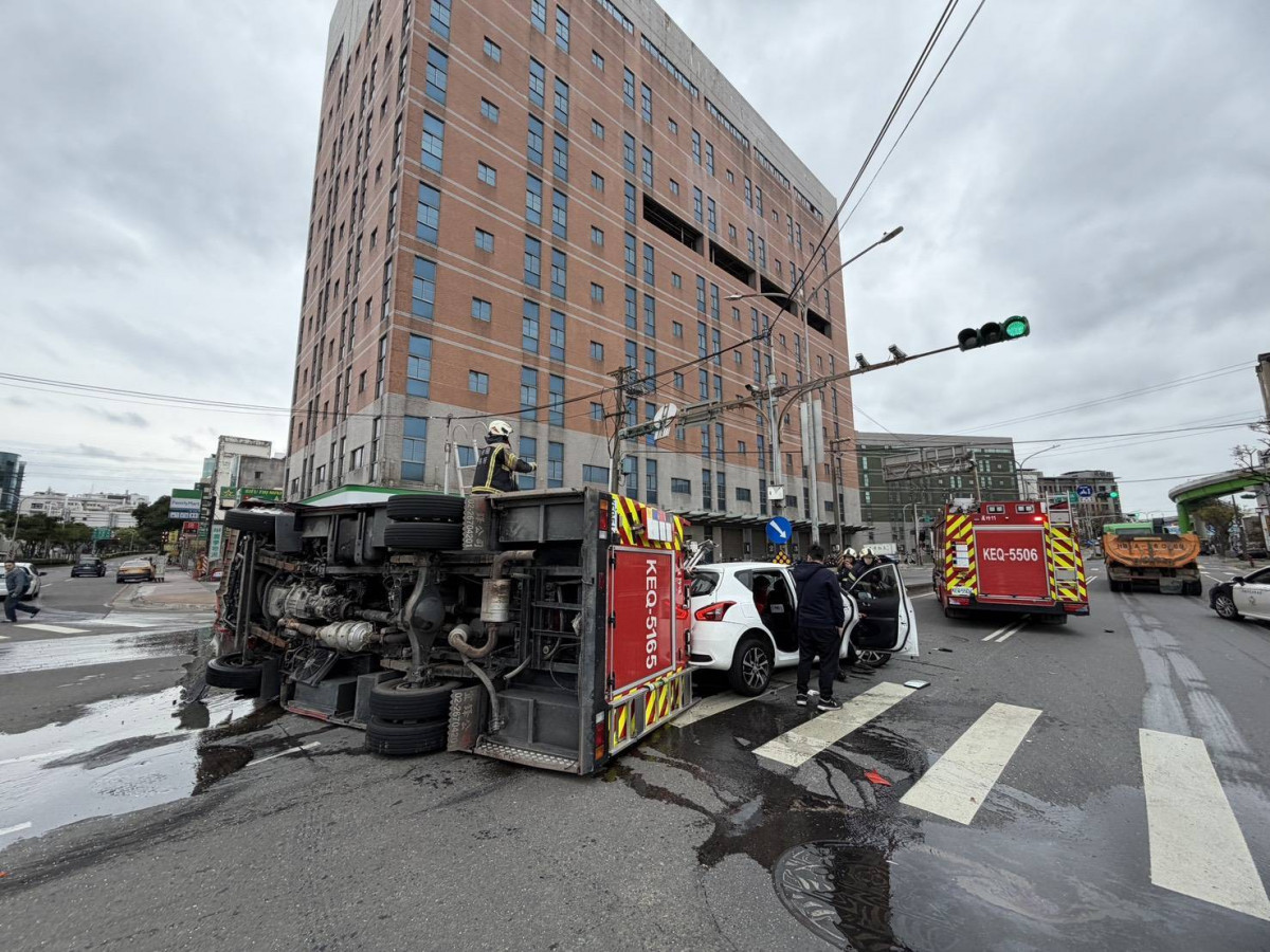 初步調查,自小客車疑似未於路口減速並禮讓執勤中之救災車輛,導致兩車發生擦撞。
