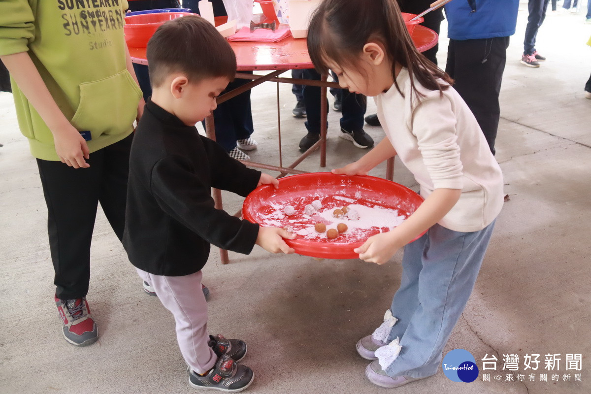 小朋友嘗試搖元宵十分興奮。（記者扶小萍攝）