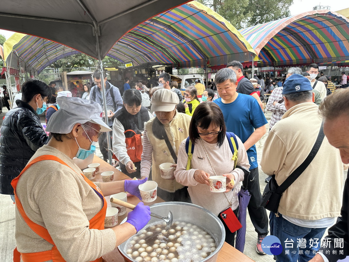 發送元宵供大眾呷平安大受歡迎。（記者扶小萍攝）