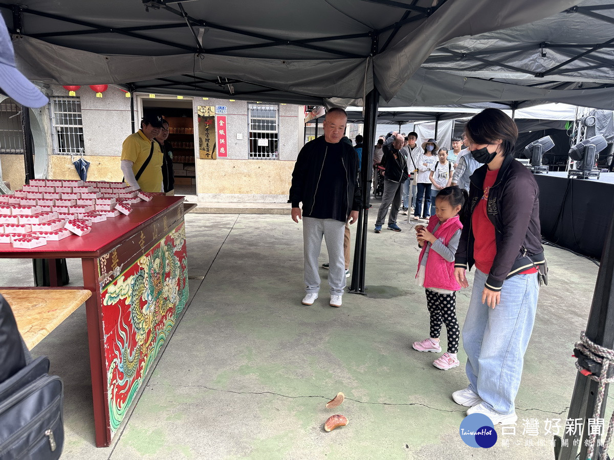 一擲聖杯就可獲平安蘋果酥哦。（記者扶小萍攝）