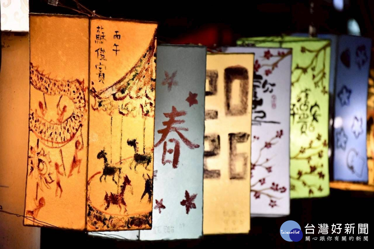 龍潭大池周邊掛上民眾手繪花燈。