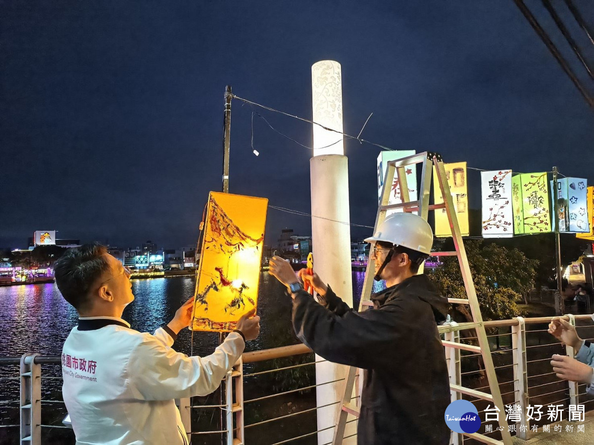 蘇副市長將親手繪製的花燈懸掛於龍潭大池湖畔祈福。