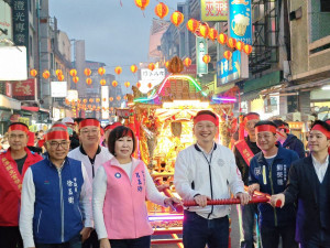 蘇副市長帶領隊伍自龍元宮出發遶境。