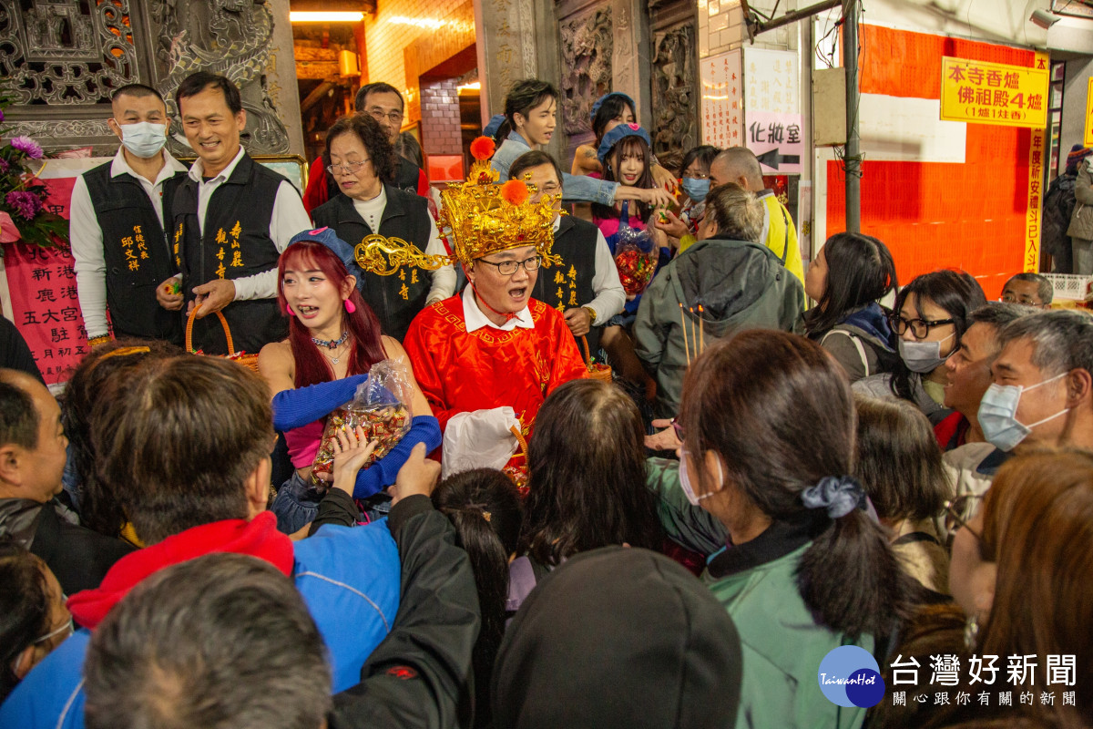 壽山巖觀音寺元宵晚會滿滿人潮 董事長林明義發送紅包