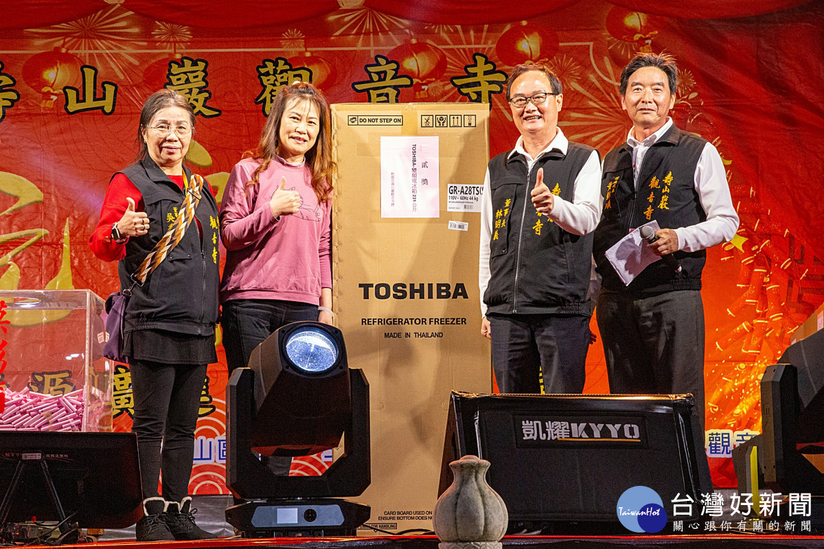 壽山巖觀音寺元宵晚會滿滿人潮 董事長林明義頒發獎品