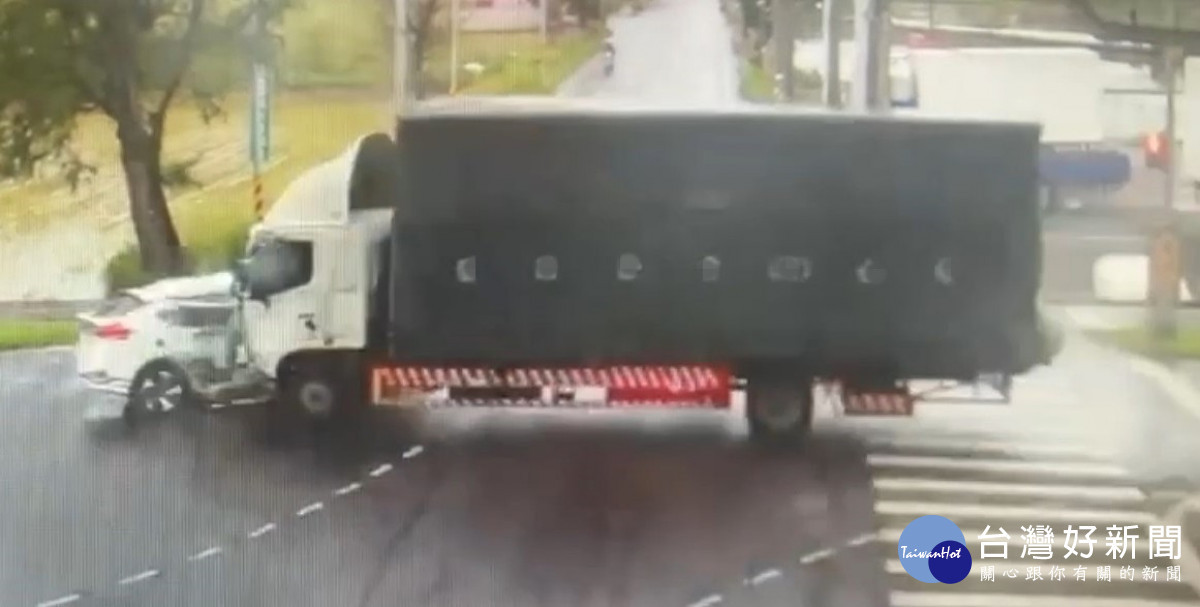 事故發生於楊新路四段與高鐵南路七段路口。