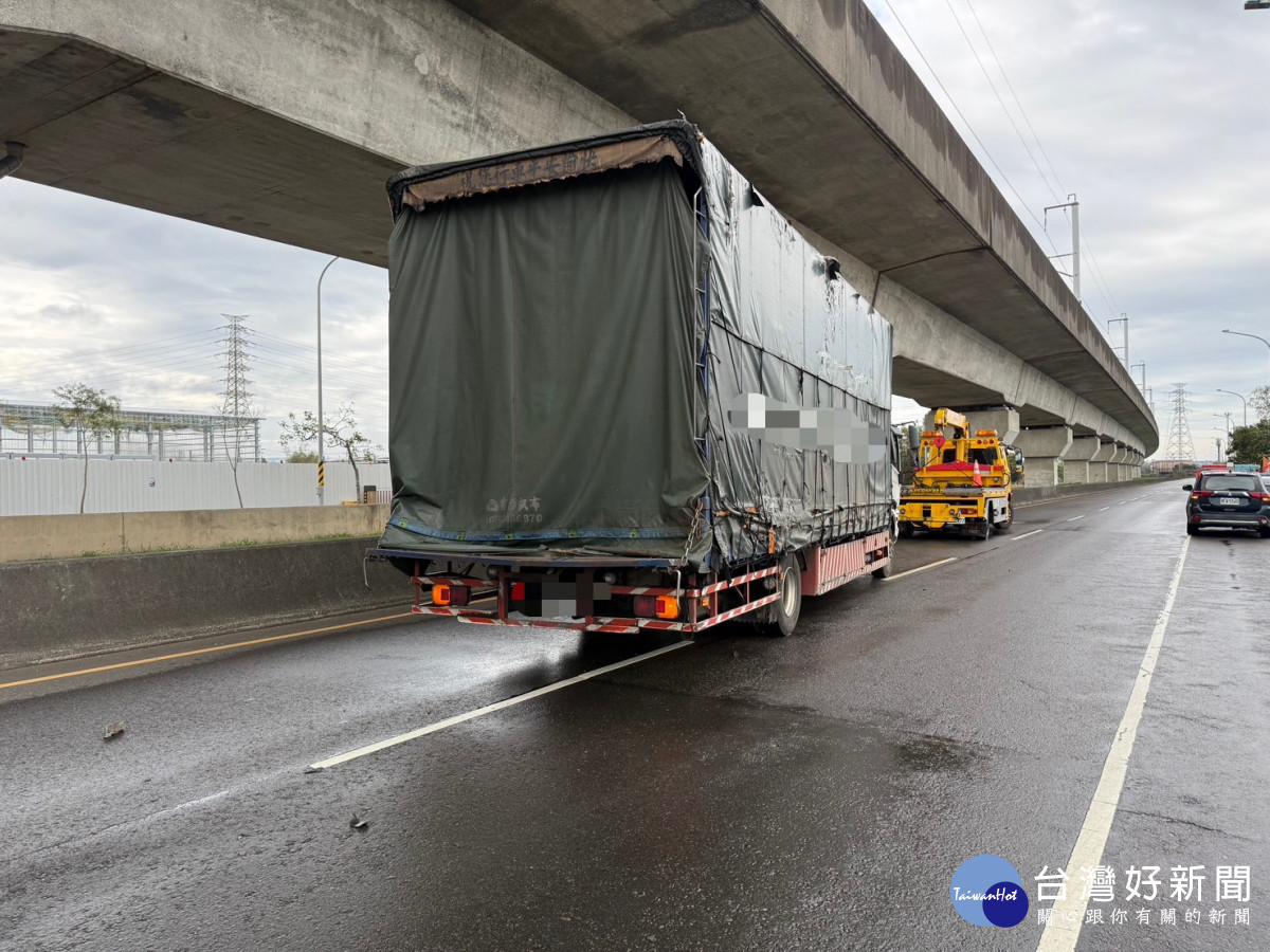 楊梅分局員警於事故現場拉起封鎖線並進行交通管制，事故車輛車體嚴重毀損，場面怵目驚心。