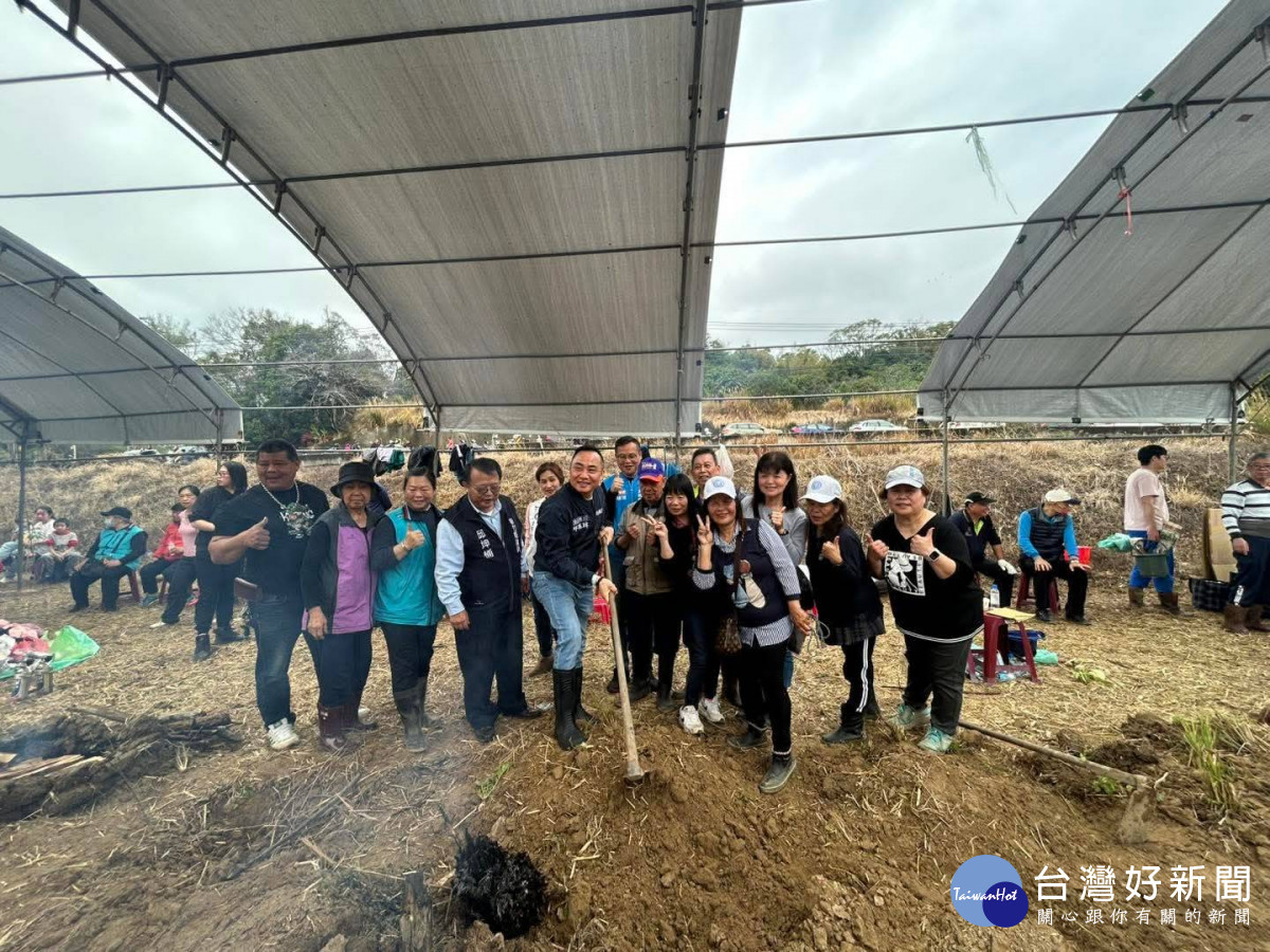 民眾在田間體驗堆疊窯磚、生火候窯。