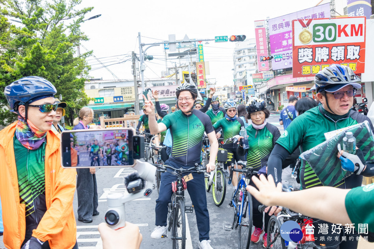 彰基總院長陳穆寬(中)表示,透過單車巡禮效法蘭大衛醫師行醫精神,以愛與信心。圖/彰基醫院提供