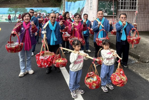 挑擔食福儀式現場貴賓齊聚。