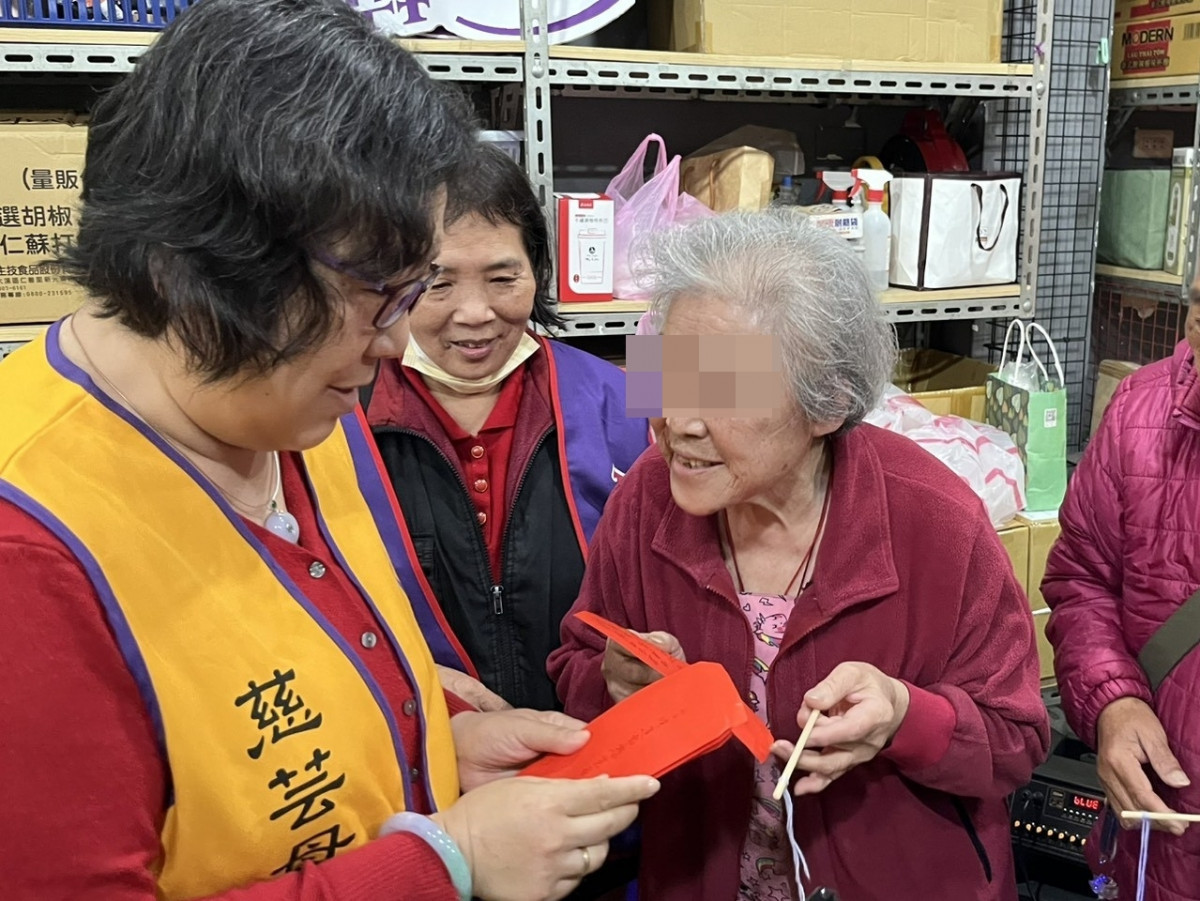 女性寒士收到祝福紅包開心感謝