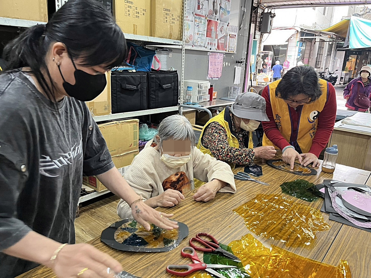 慈芸母功德會執行長協同製作燈籠