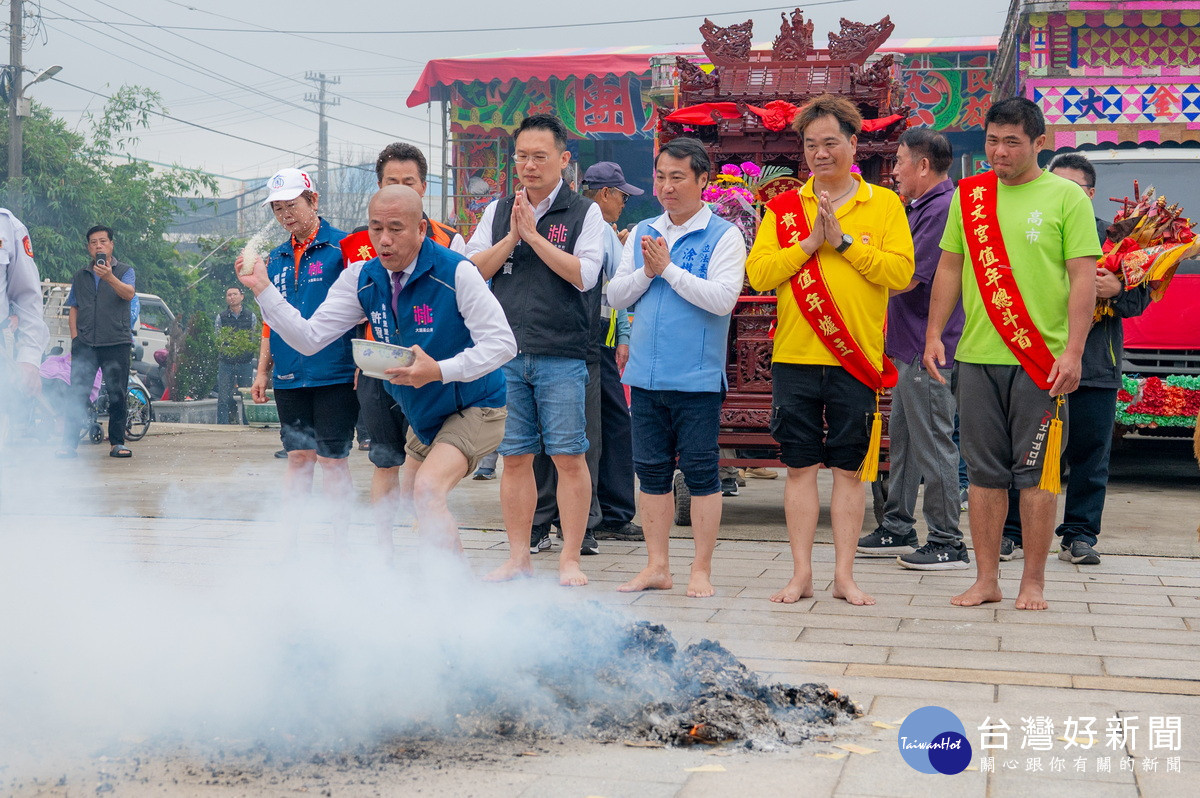 桃園市副市長蘇俊賓出席大園貴文宮遶境祈福，再度赤腳過火為地方祈願平安順遂。
