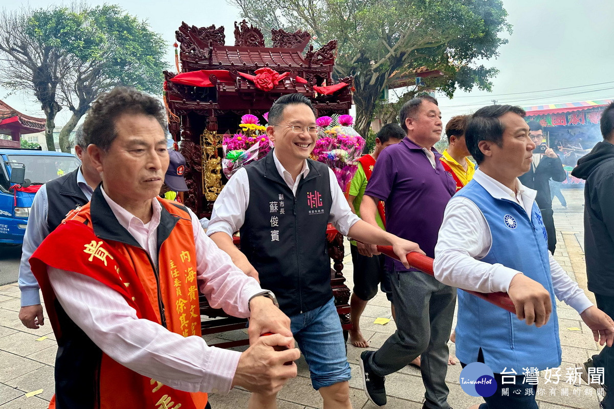 桃園市副市長蘇俊賓出席大園貴文宮遶境祈福。<br />
