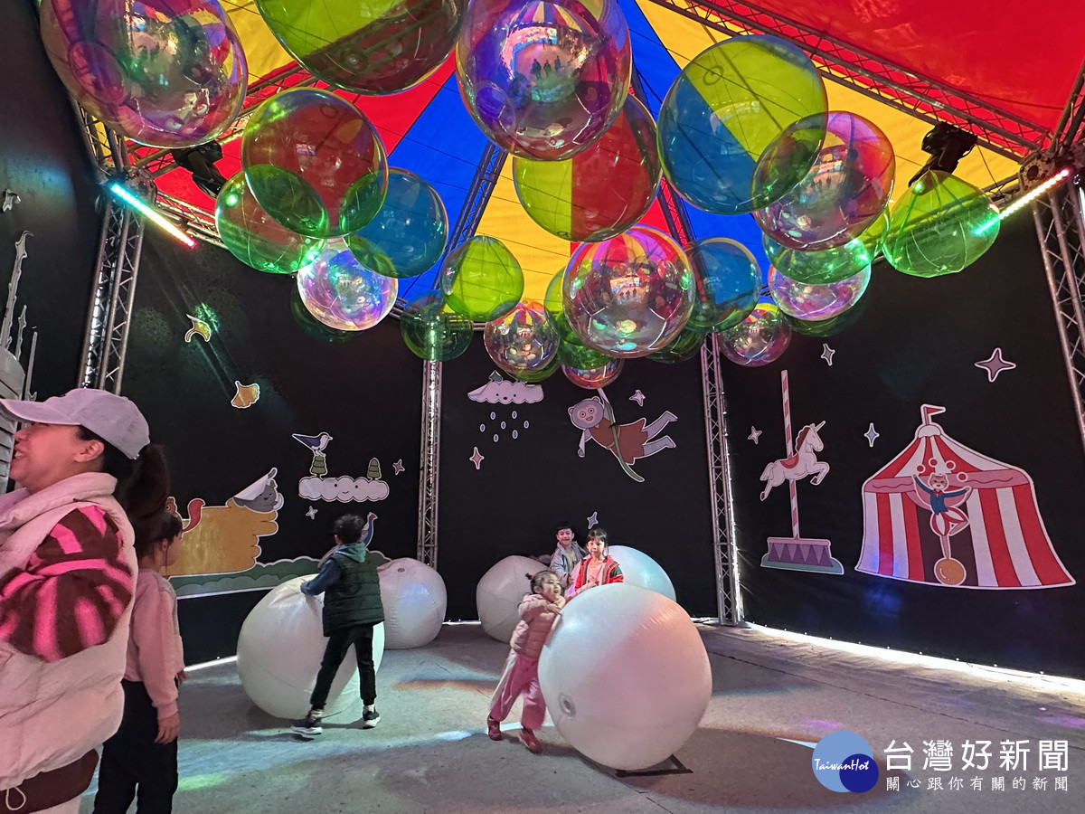 今年燈會有充滿童趣的互動體驗最是吸睛。（記者扶小萍攝）
