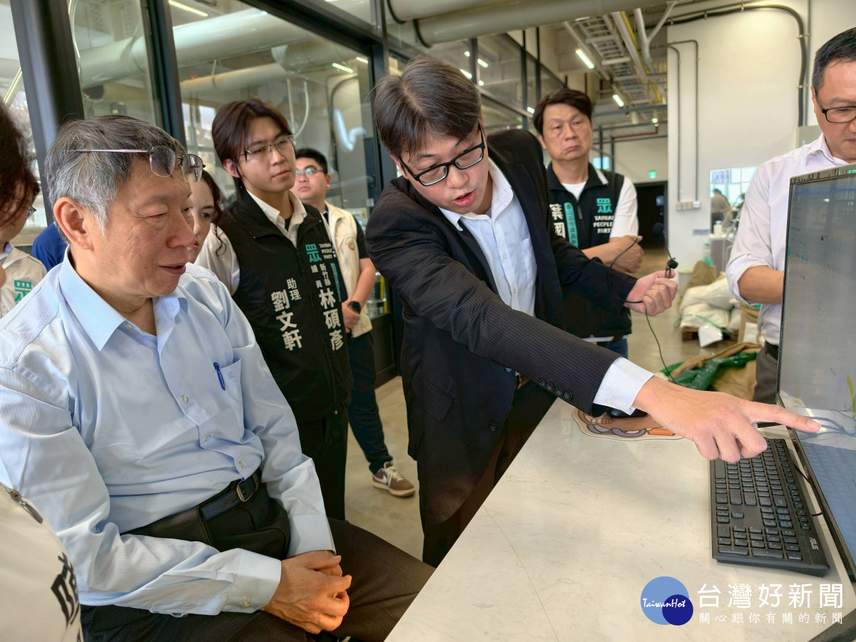 柯文哲前往新竹在地知名企業「赫曼咖啡」參訪。