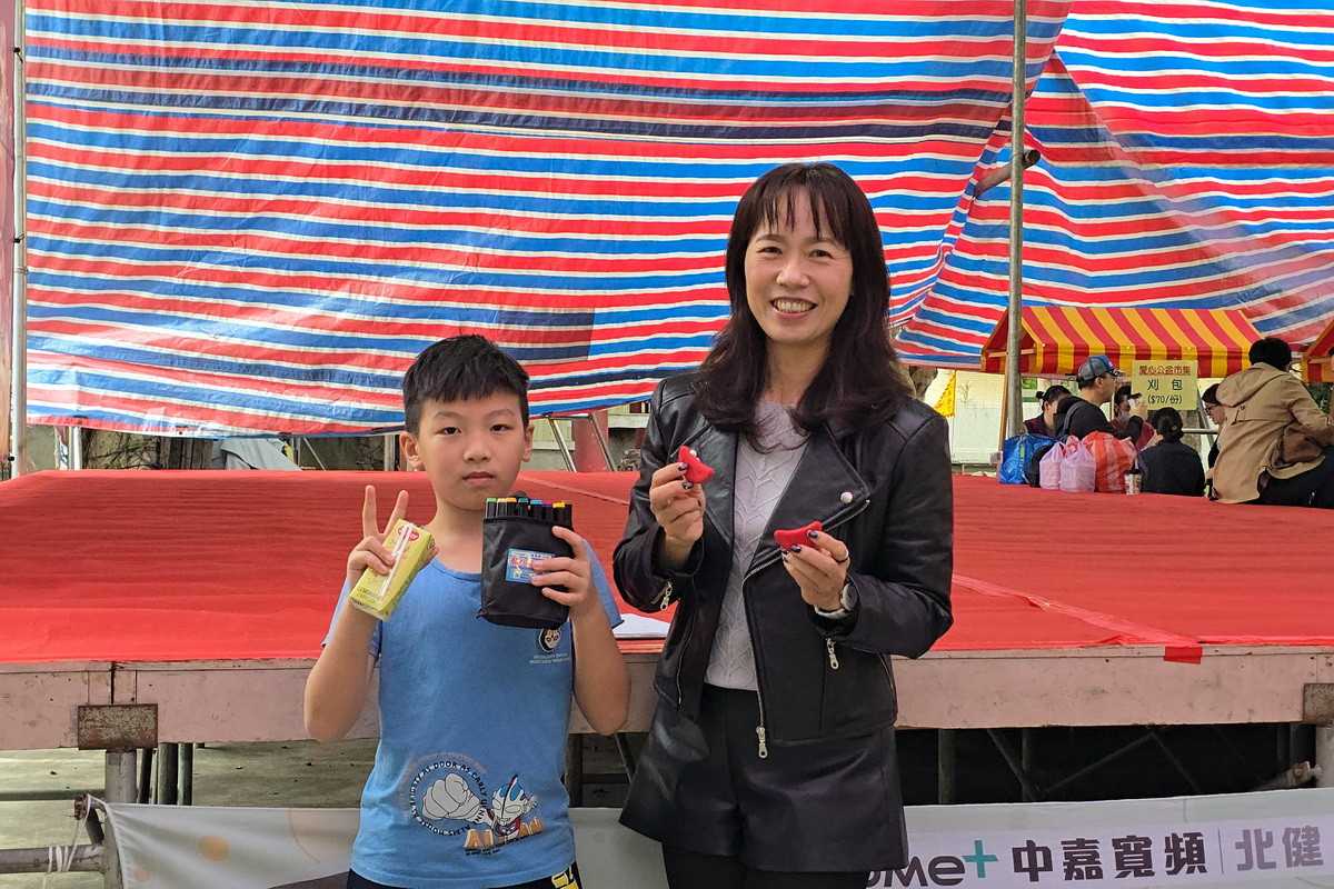 北健總經理許巧妮與小朋友進行「好運連筊大挑戰」PK互動，加碼送出24色彩色筆畫具。<br />
