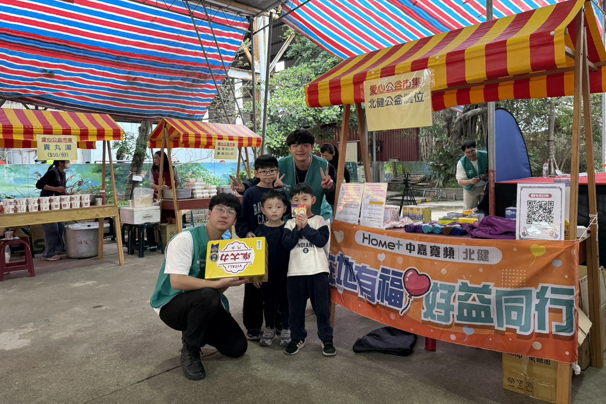 小朋友挑戰完成小遊戲和錄製影片後，幸運獲獎開心合影留念。<br />
