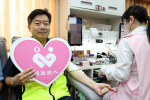 東華醫院院長張國翊率先捐出人生第一袋血，也籲大眾相挺。（東華醫院提供）