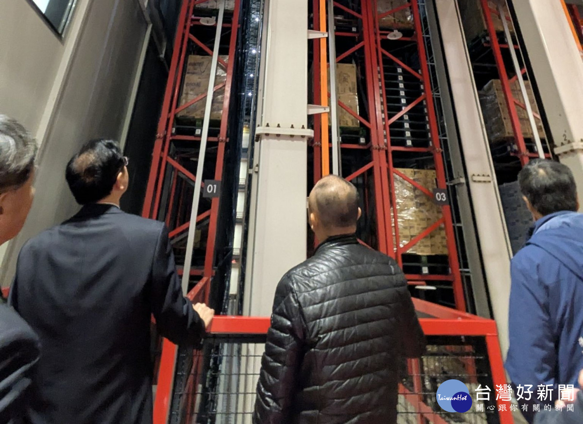 桃園市長張善政率市府團隊前往楊梅 OMEGA 2智慧物流園區參訪。<br />
<br />
