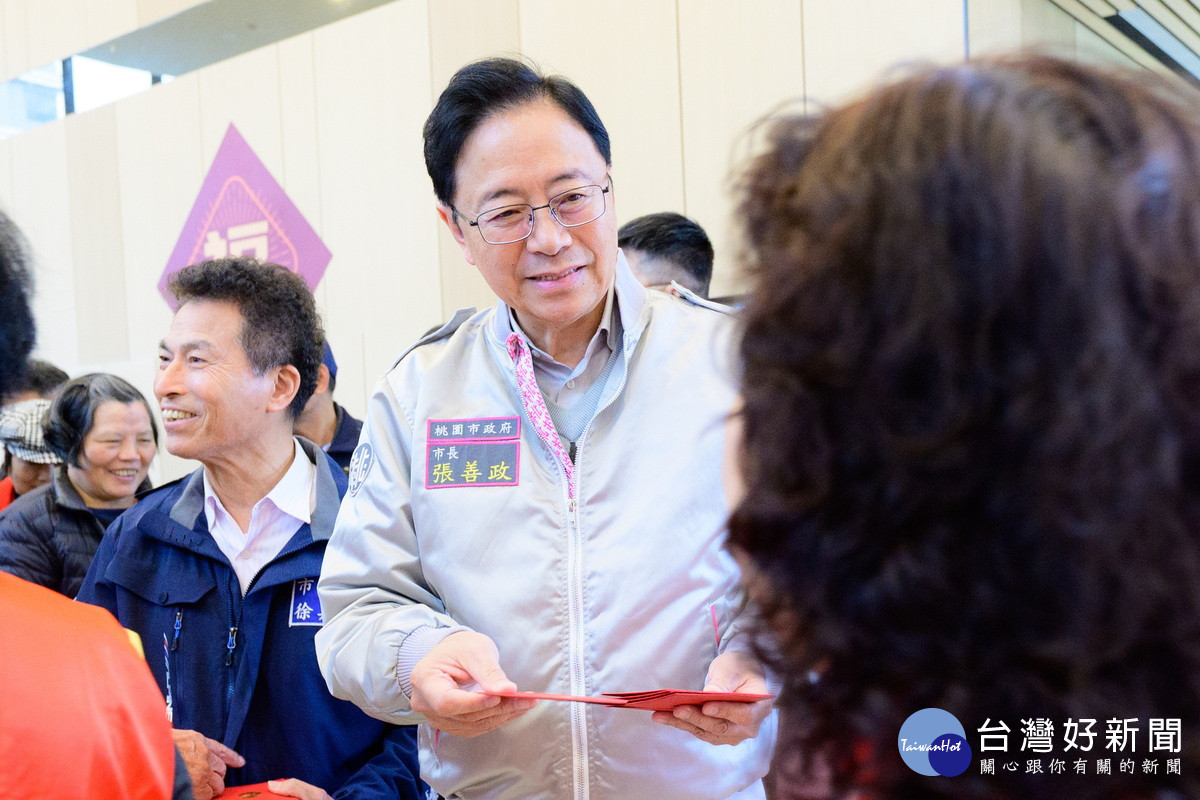 桃園市長張善政於「桃園市航空城安置住宅元宵團拜」活動中發放新春紅包。<br />
<br />