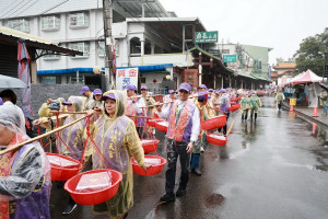 300名信眾與志工走在松山街上場面壯觀。（縣府提供）
