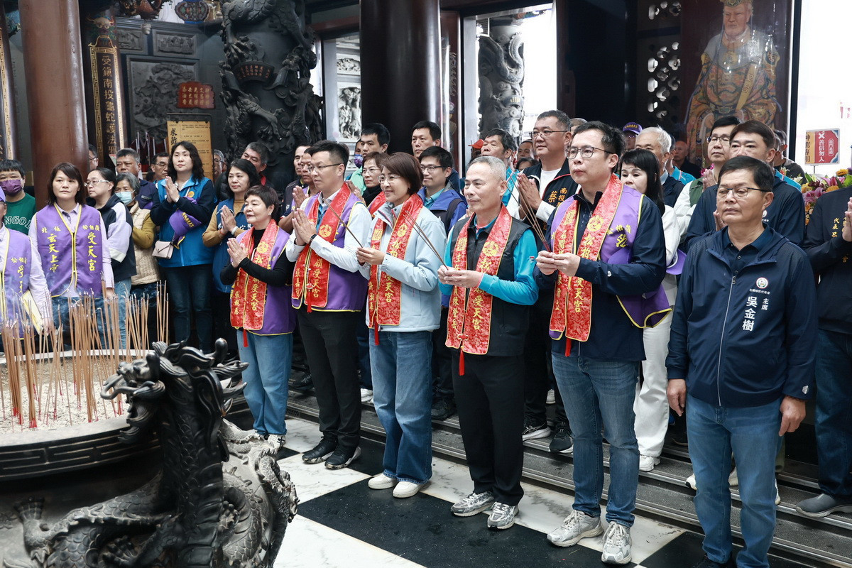 許縣長陳主委與眾嘉賓上香祈祝四時無災。(縣府提供)