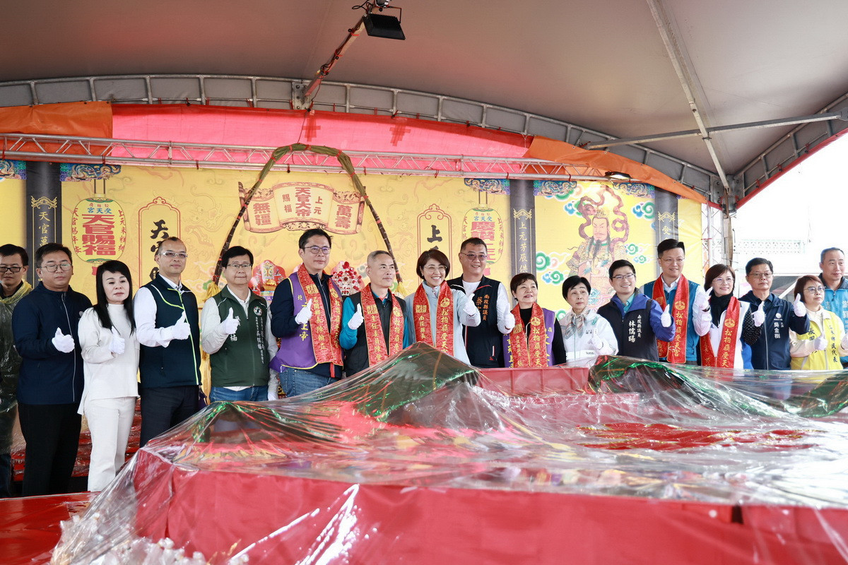 8888斤巨無霸米糕桃揭幕明早發送信眾呷平安。(縣府提供)