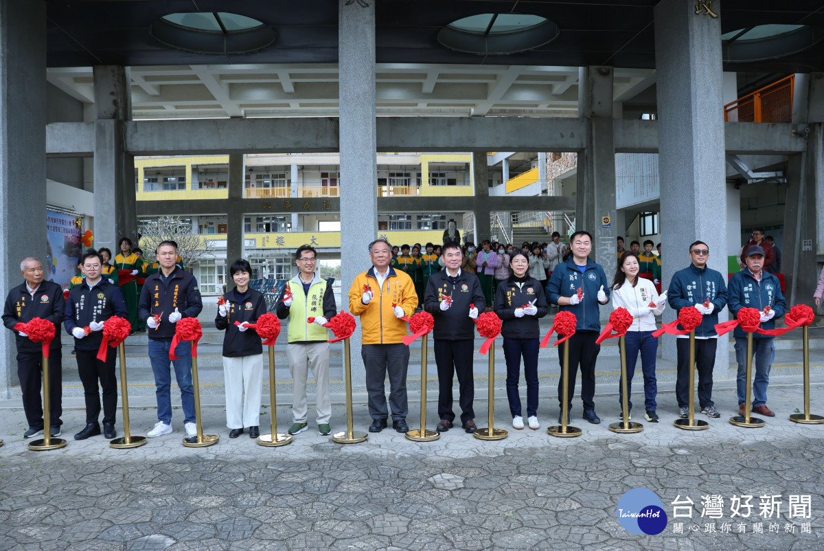 苑裡國小通學步道啟用　鍾東錦剪綵並嘉勉排球小將