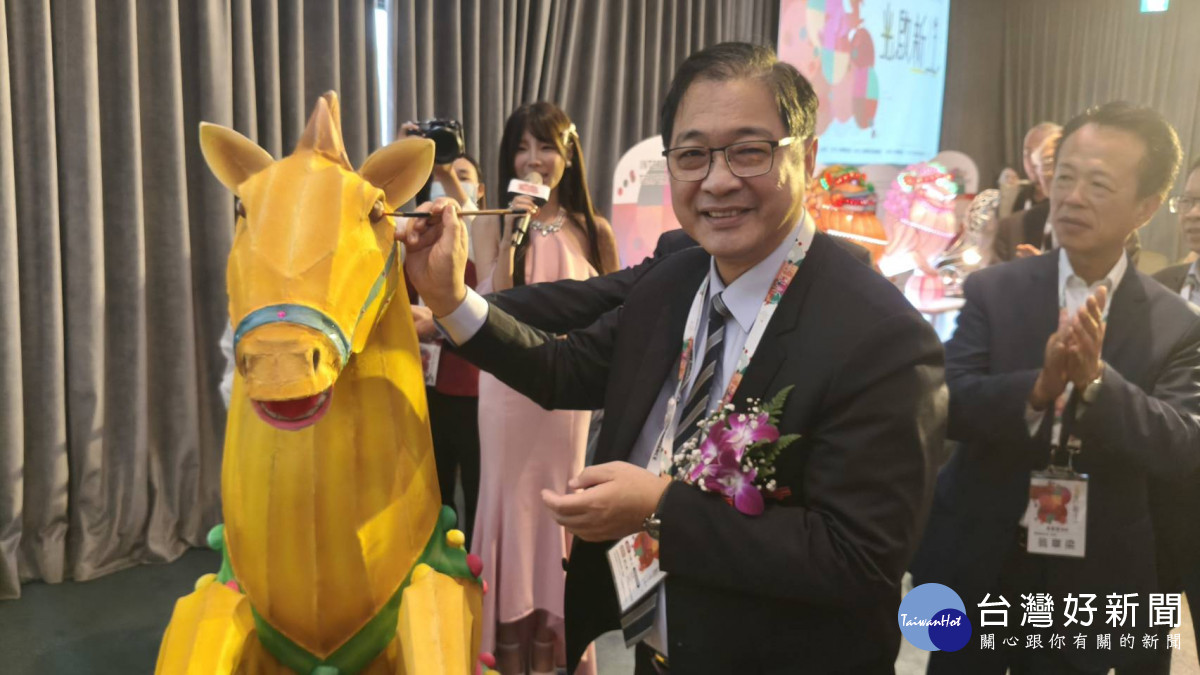 法務部長鄭銘謙為花燈點睛。(圖／記者陳致愷攝影)