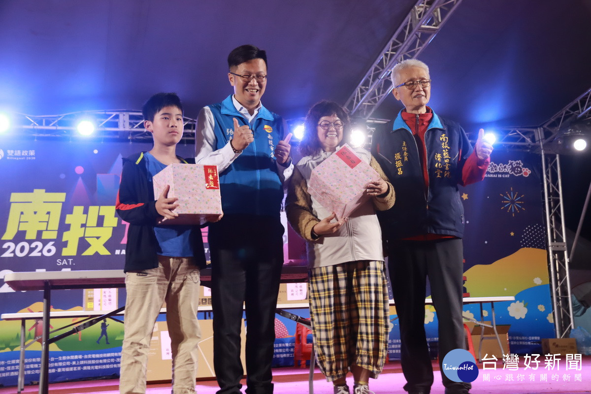 市長張嘉哲摸彩送好禮。(記者扶小萍攝)