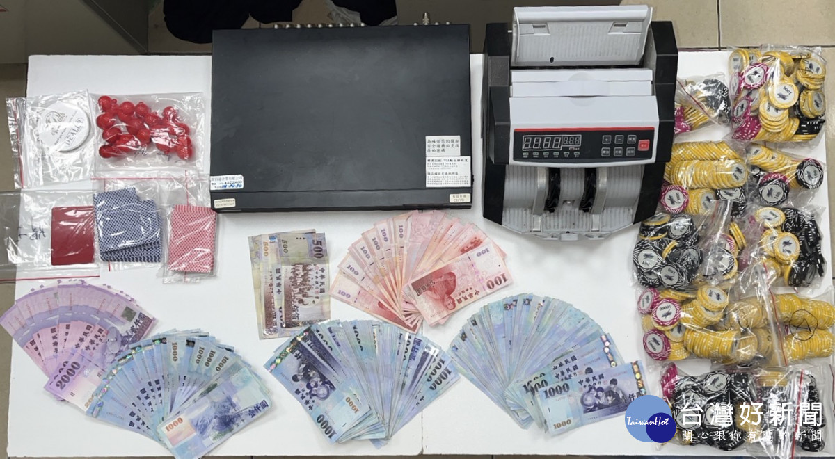 現場查扣賭客籌碼新臺幣約125萬元、以及樸克牌、遊戲球、監視器主機、點鈔機等相關賭具與證物。