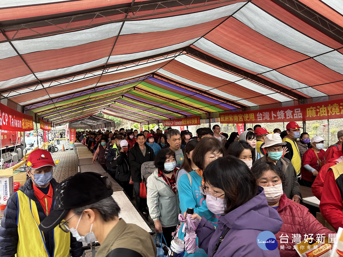 來自各地信眾一早大排長龍。（記者扶小萍攝）