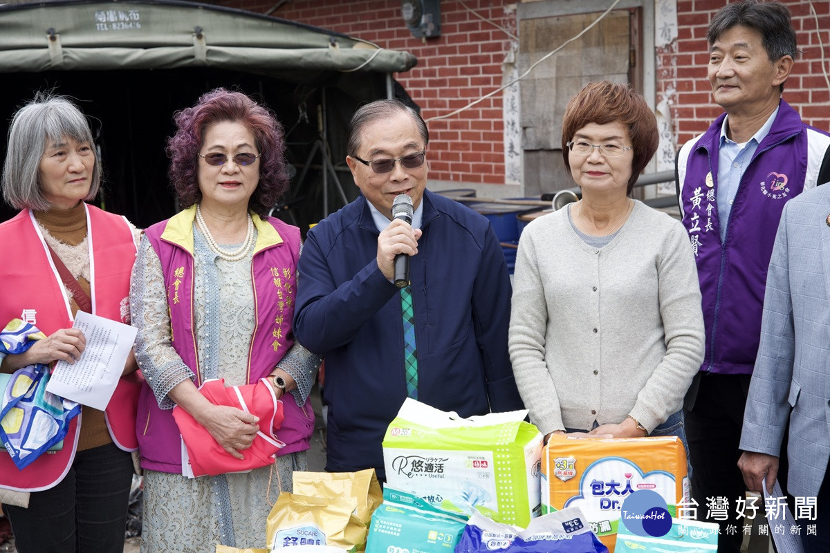 立委陳素月挽袖替植物人阿嬤擦拭身體 助創世守護植物人家庭