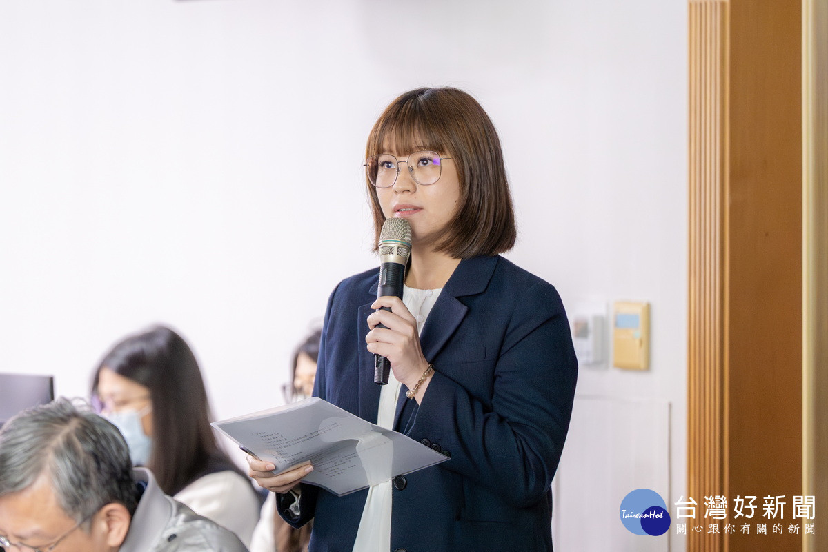 桃市府婦幼局及勞動局於市政會議中進行專題報告。