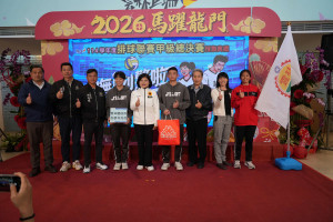 縣長張麗善今天)為挺進六強決賽的建國國中男、女排球隊，及北港高中女排隊授旗／翻攝照片