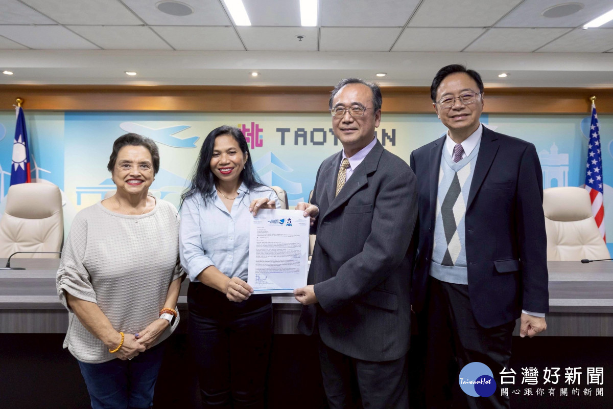 張市長與古蕾露總督共同見證桃園在地企業「摩蔬大溪股份有限公司」赴關島智慧水耕農場投資案之合作。