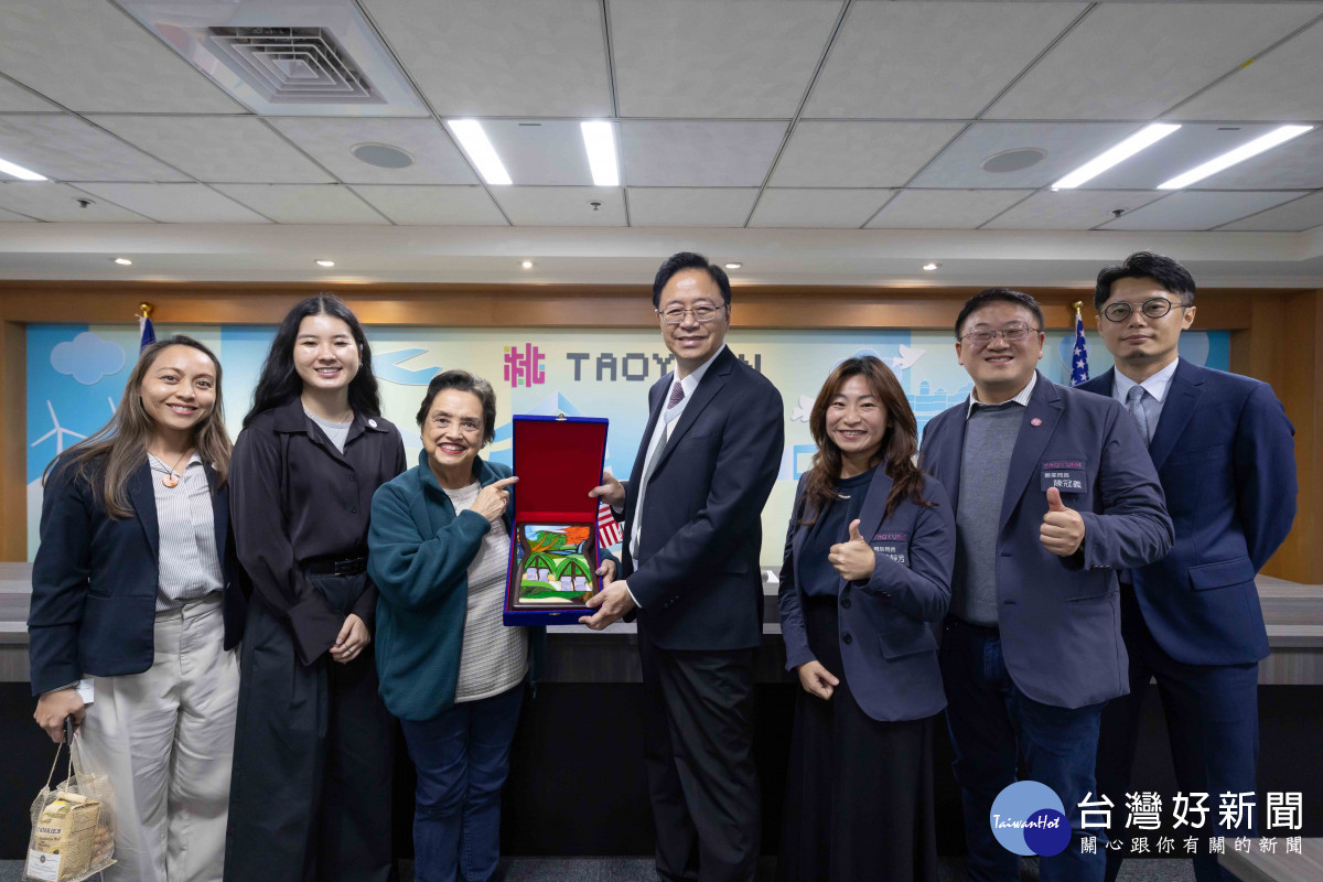 古蕾露總督致贈禮品。