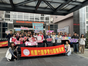 桃園圓夢愛心關懷協會捐贈150台輪椅予南投縣。（記者扶小萍攝）