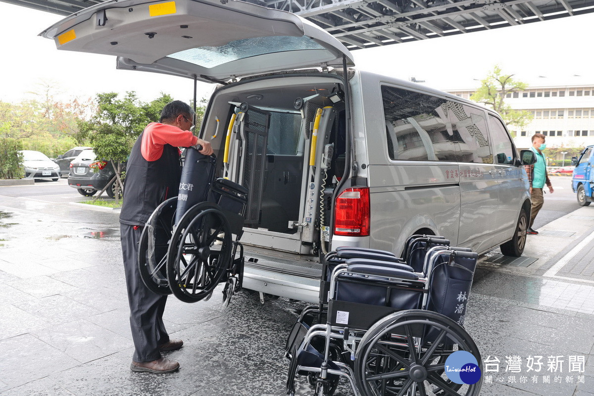 受贈單位派員載回輪椅。（縣府提供）