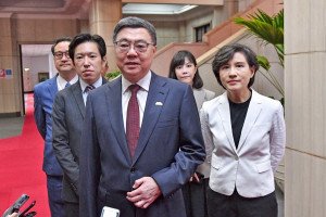 行政院長卓榮泰（中）與副院長鄭麗君（右）。（圖／資料照片，圖源：行政院新聞傳播處）