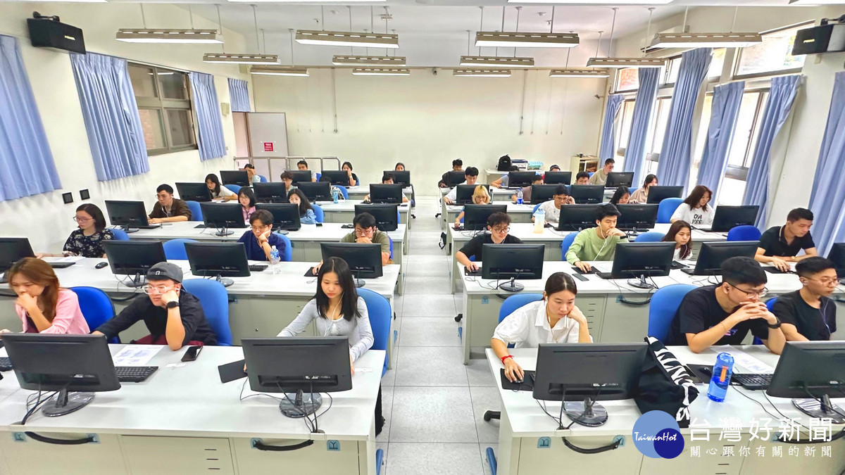 國立暨南國際大學電腦教室擁有完善資訊設備，供學生運用AI進行高效的資料整理。（暨大提供）