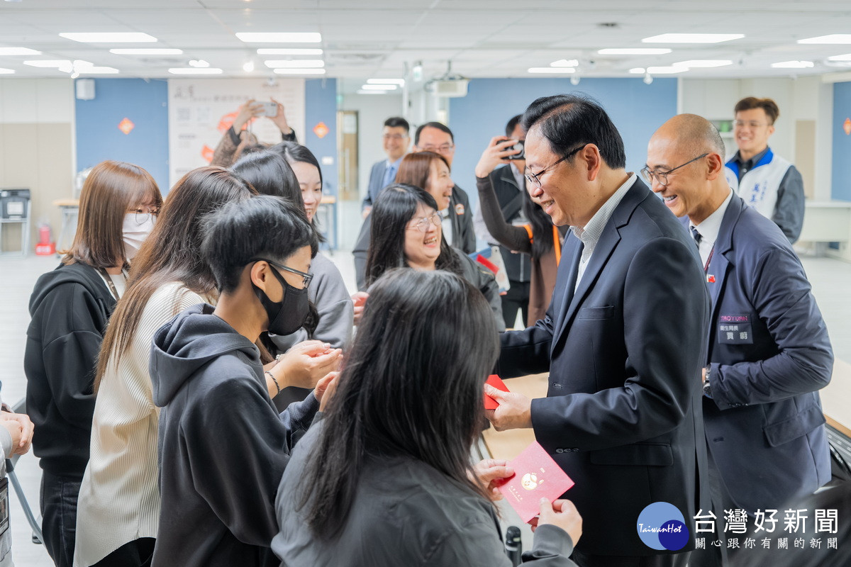 桃園市長張善政參訪風澤醫療機構時發送新春紅包。