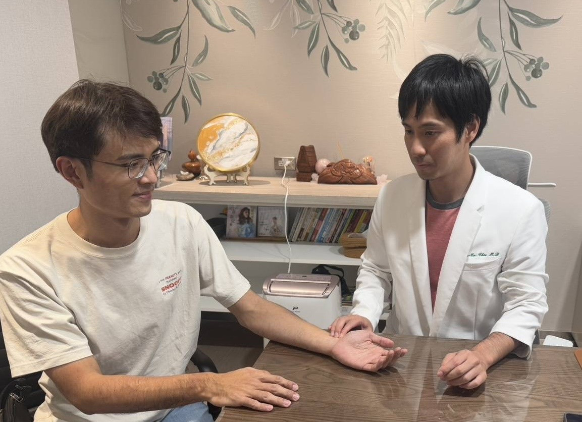 彰濱樂活中心邱伯恩副主任以「血管雷射治療」作為輔助療法，結合中西醫門診改善血脂指數。圖／秀傳醫院提供