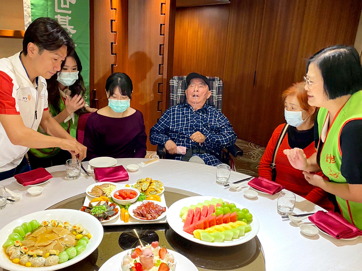 王國贊社長(左)親自為植物人阿安分菜餚