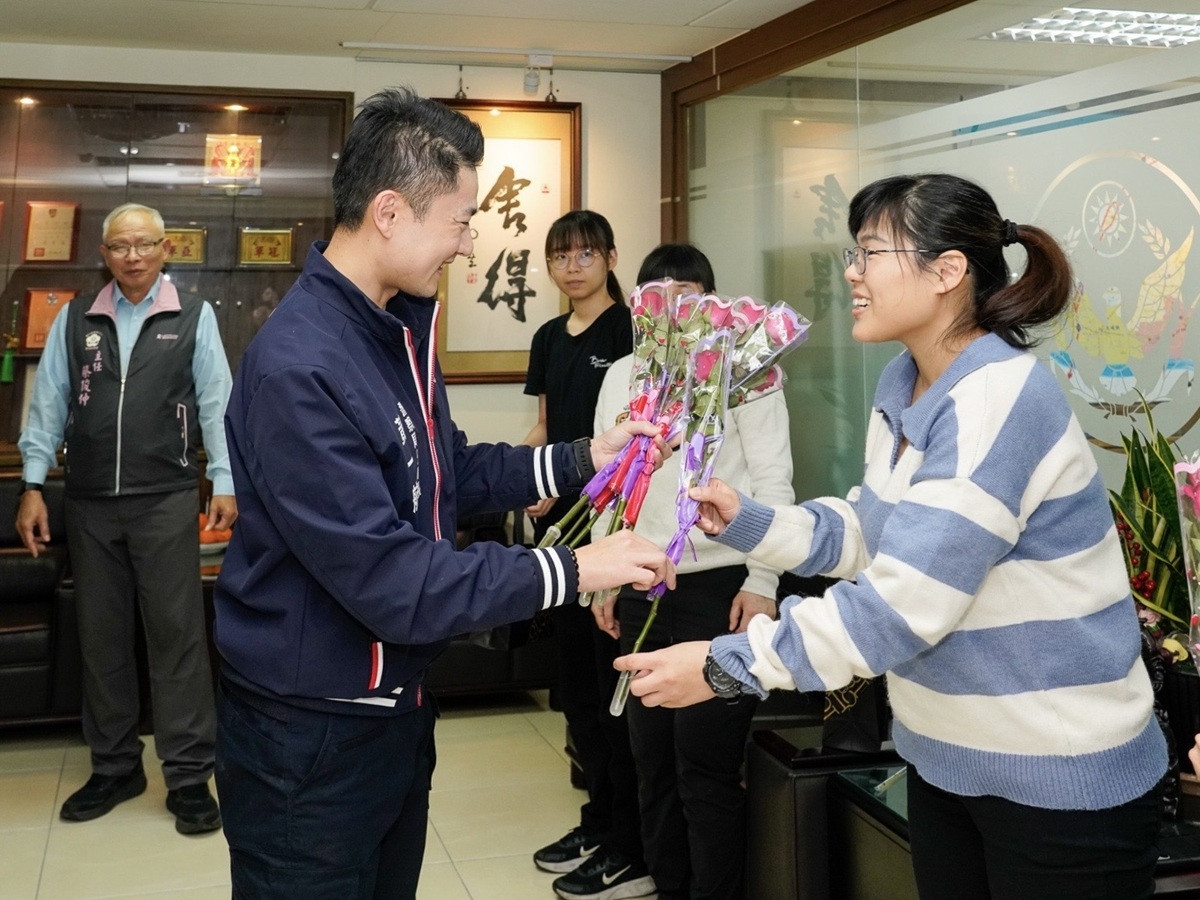 38婦女節前夕送暖   芳苑分局長致贈甜蜜賀禮